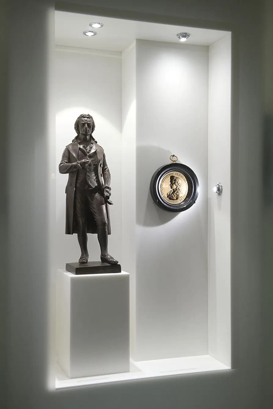 Moderne Museumsausstellung mit dramatischer Beleuchtung